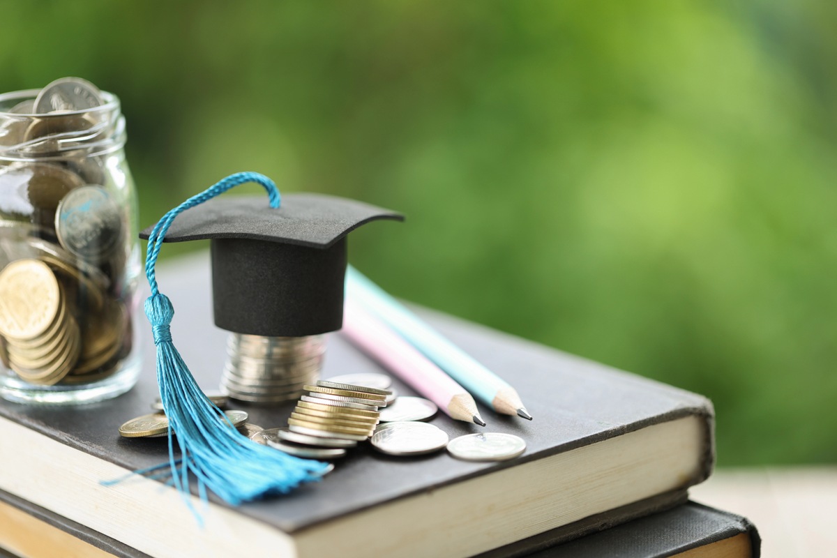 College savings, education, graduation cap, budgeting, investment options, financial aid resources